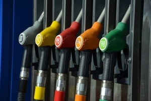 Топливный трюк: Кабмин хочет снизить цены на бензин, чтобы затем сесть "на потоки"