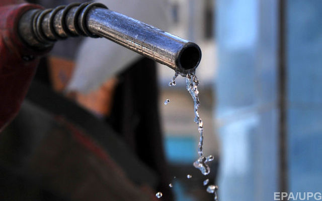 Нафтотрейдери не дають бензину дешевшати