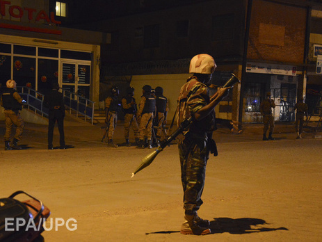 При захвате террористами отеля в Буркина-Фасо погибли не менее 20 человек