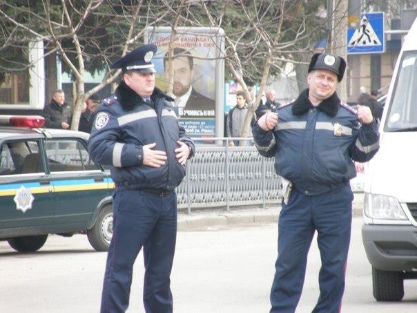 Цирк уехал, клоуны остались: в Николаеве “работают” гаишники с просроченными «ксивами»