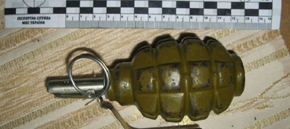 На Оболони пьяный мужчина разгуливал с гранатой