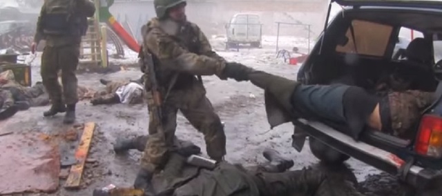 Жахливі кадри, як знущаються над полоненими українськими військовими на Донбасі
