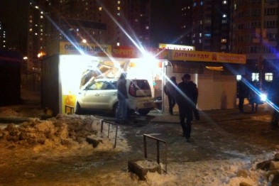 На Позняках “KIA” протаранил обменник