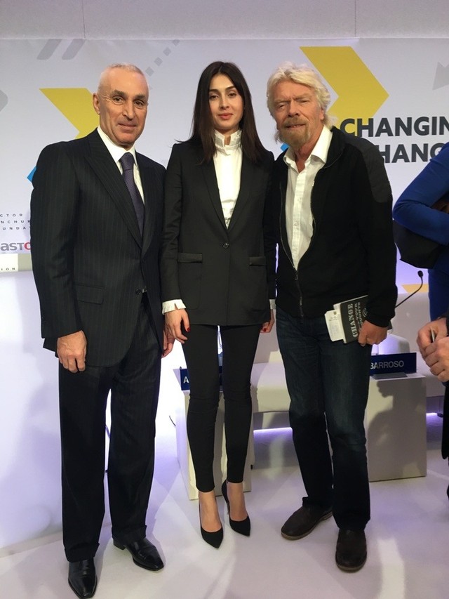 Ярославский прилетел в Давос с красавицей-женой и рассказал, почему не расстанется с Харьковом