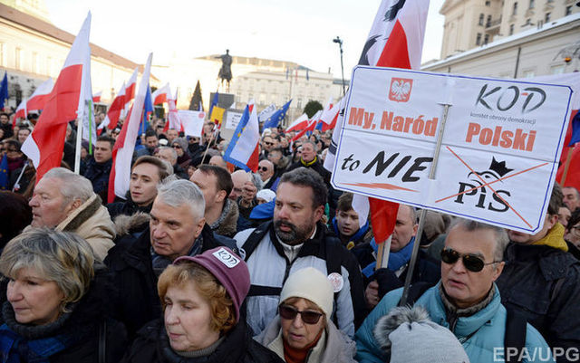 Тисячі поляків вийшли на акцію протесту проти закону про поліцейський контроль