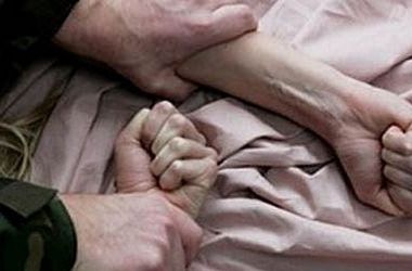 В Киеве у лесопарка изнасиловали юную девушку