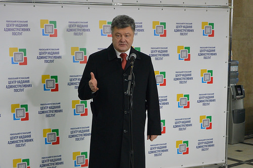 В Рівному Порошенку кричали “Іуда”, але поліція швидко відреагувала