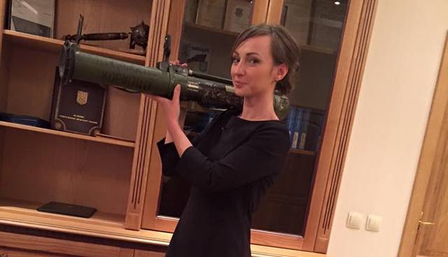 Антикоррупционному прокурору в парламенте подарили гранатомет "Муху"