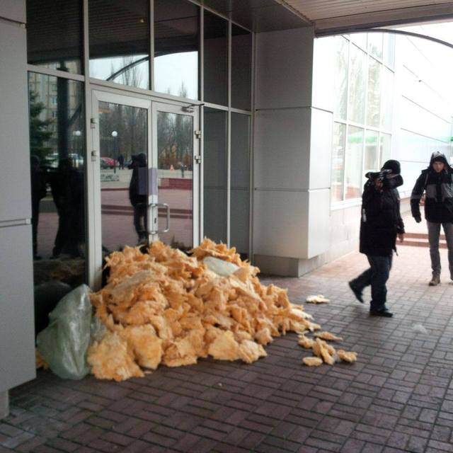Офис украинского телеканала забросали ватой: опубликованы фото