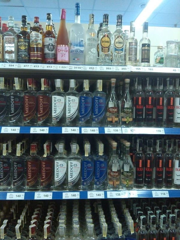 Співпраця з терористами. В Донецьк завезли українську горілку. ФОТОФАКТ