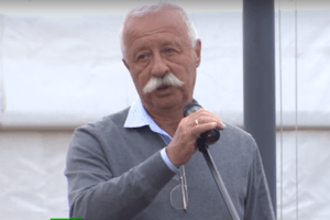 Сопляки вам завидуют: Леонид Якубович прочел стихи военным в Сирии