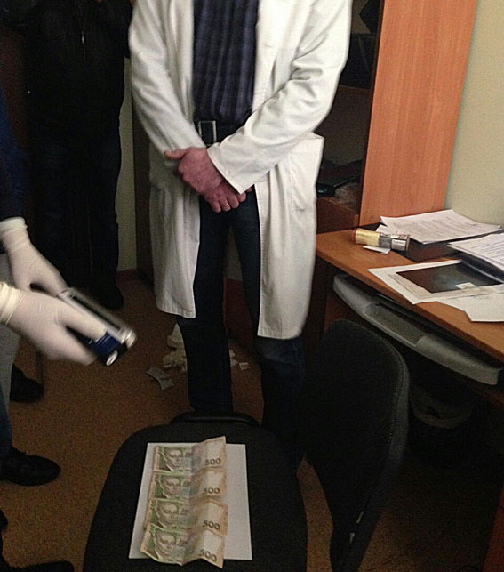 Винницкий судмедэксперт просил взятку за снятие побоев (ФОТО)