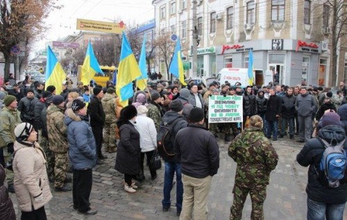 У Кіровограді учасники АТО перекрили рух центральною вулицею міста. ФОТО