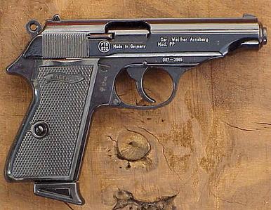 В киевской школе парень угрожал ученикам пистолетом