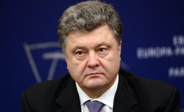 У Вінницькому суді активісти розірвали портрети президента (відео)