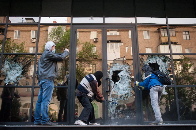 Новости Донбасса: из магазинов крадут все, даже туалетную бумагу и колготки