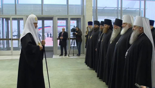 Соцсети высмеивают "скрепное сборище" в аэропорту Внуково