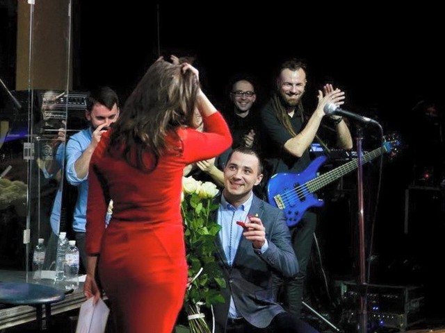 Учасник АТО на сцені освідчився відомій львівській співачці: буде весілля (ФОТО)