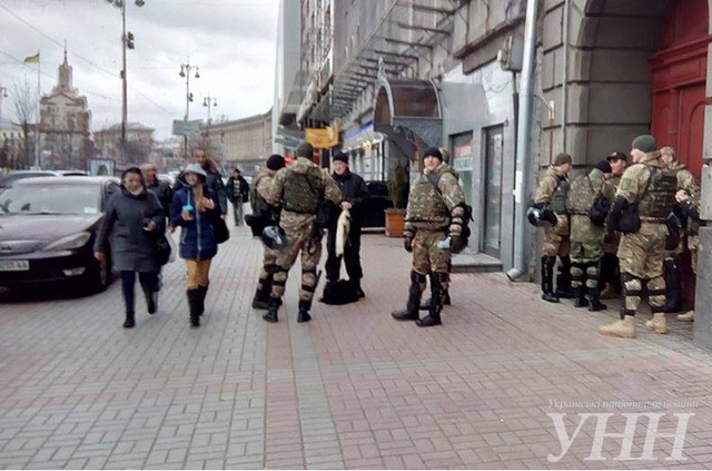 Бойцы батальона «Винница» проверяют документы у прохожих