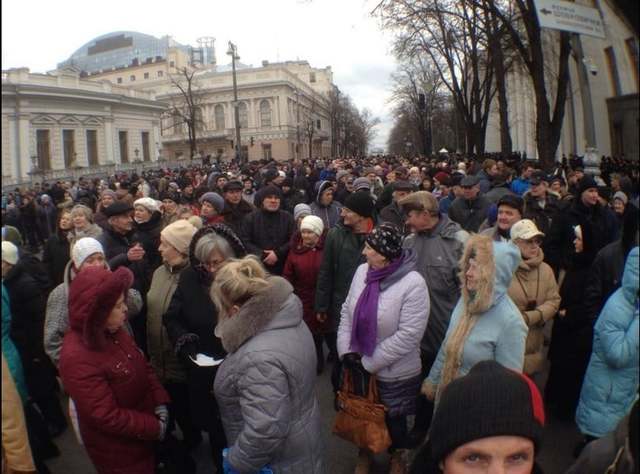 Тысячи людей перекрыли улицу Грушевского. Раду окружили силовики