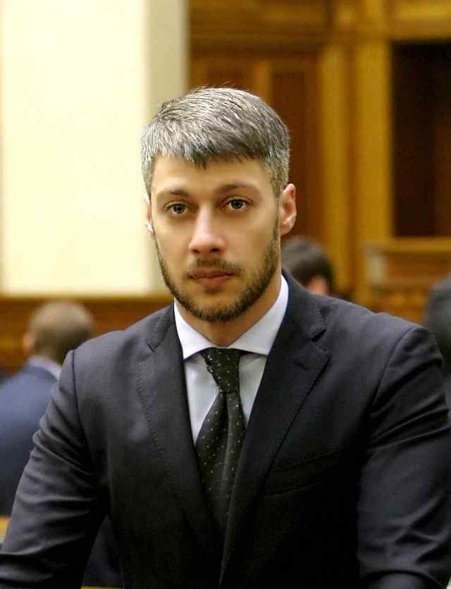 "Правительство должно уйти в отставку только в наручниках", - нардеп Ильюк