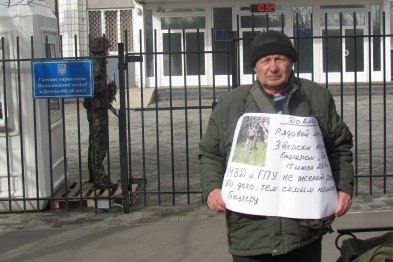 Отец убитого добровольца намерен голодать под стенами областной полиции в Мариуполе (ФОТО)