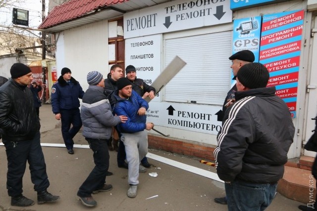 На одесском Радиорынке толпа предпринимателей мешает сотрудникам мэрии сносить павильоны