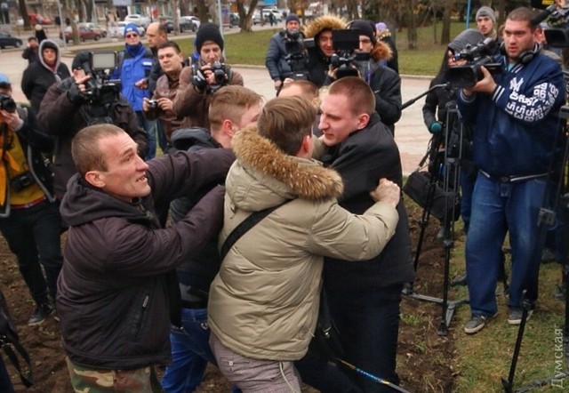 На открытии памятного камня героям Небесной сотни «свободовцы» подрались с «бютовцами»- дерущихся разнимали батюшки