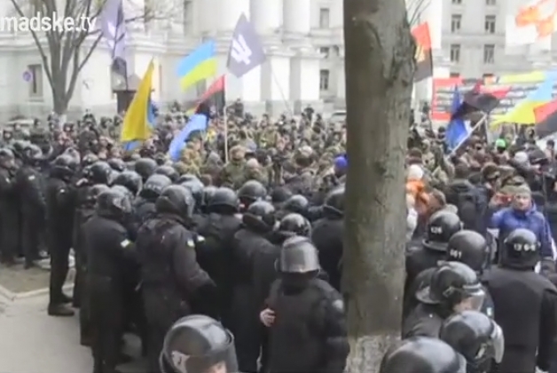 Представники ОУН влаштували акцію біля офісу компанії Ахметова і «Сбербанку Росії»