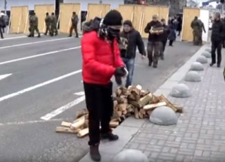 На Майдан привезли дрова
