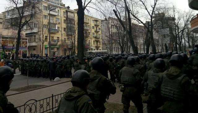 «Я за тебя кровь проливал!» – в Киеве подрались активисты с правоохранителями