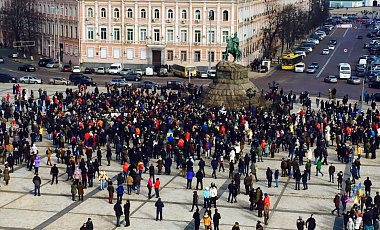 В Киеве украинцы вышли на акцию в поддержку полиции