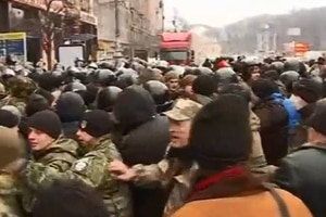 Годовщина Майдана: в центре Киева жгут костры и ставят новые палатки