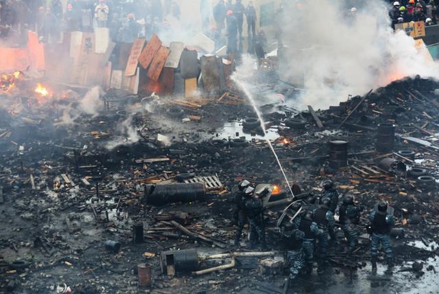 Памяти Небесной сотни. Самые шокирующие и трагические кадры противостояний на Евромайдане. ФОТОрепортаж