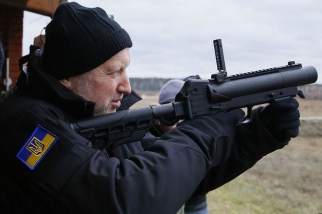 Міноборони озброїло Яценюка, кількох міністрів, нардепів та секретаря РНБО