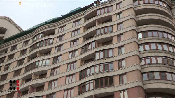 Подарунки “вдячності”: головному військовому прокурору АТО дарують квартири родичі і підозрювані (ВІДЕО)