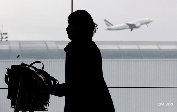 Летевших в США украинцев сняли с рейса в Париже