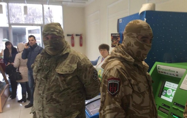 В Черкассах Правый сектор заблокировал Приватбанк