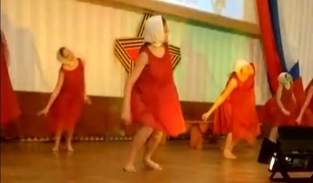 Вагончик тронется. Сеть порвал новый патриотический танец в Крыму