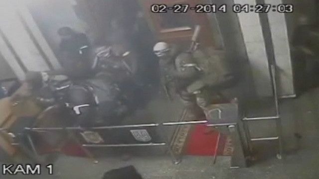 Як захоплювали парламент Криму - запис з камер спостереження