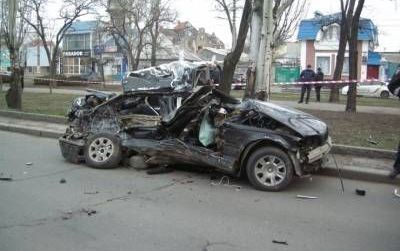 У Миколаєві BMW на високій швидкості протаранив припарковану Газель: четверо загиблих