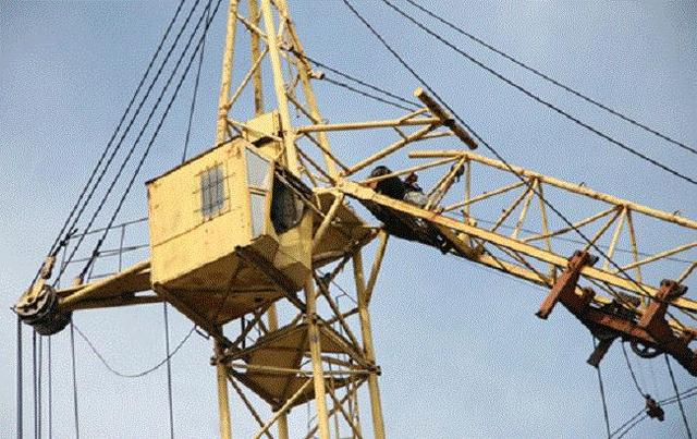 На Київщині на трьох чоловіків упав баштовий кран