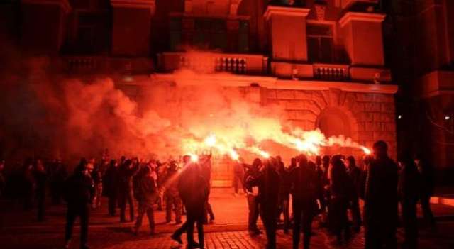 Активисты «Азова» зажгли фаеры под зданием СБУ, требуя отпустить Краснова