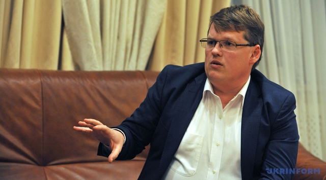 Деньги и «от наших», и «от ваших»: пенсионный туризм — бизнес на войне