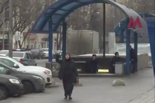 И вот женщина в хиджабе с отрезанной головой ребенка гуляет целый час, – Сотник