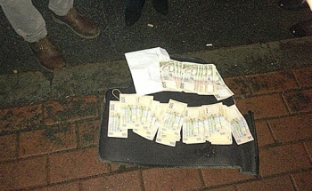 Чиновниця Оболонської адміністрації попалася на хабарі в 10 тис. долларів