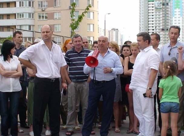 Почему вся Дарница требует у мэра Кличко уволить замглаву местной РГА Лозового