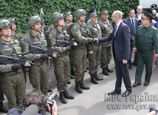 Паніка Яценюка: Кабмін охороняє озброєна кулеметами нацгвардія