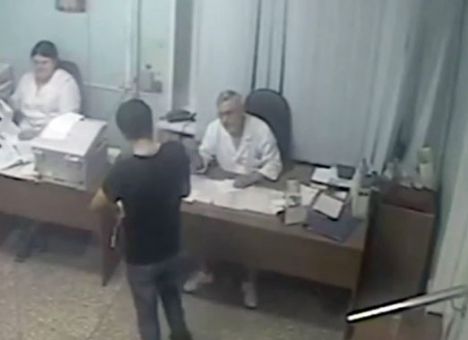 В РФ пьяный пациент жестоко избил врача (ВИДЕО)