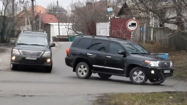 После покушения Шокин пересел на пуленепробиваемый джип Toyota